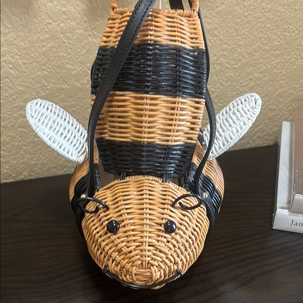 Black and Tan Woven Handbag - Picture 6 of 6